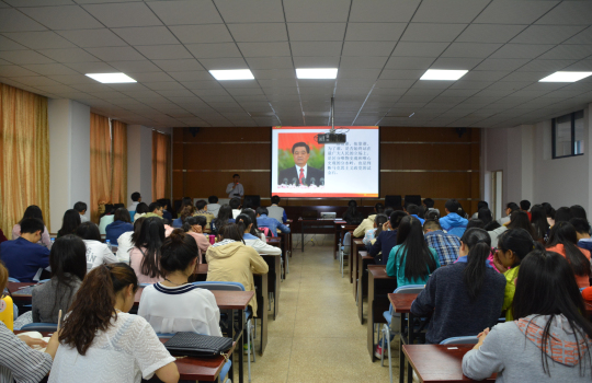 公司党委副书记钟金栋为本科学生上“两学一做”专题党课